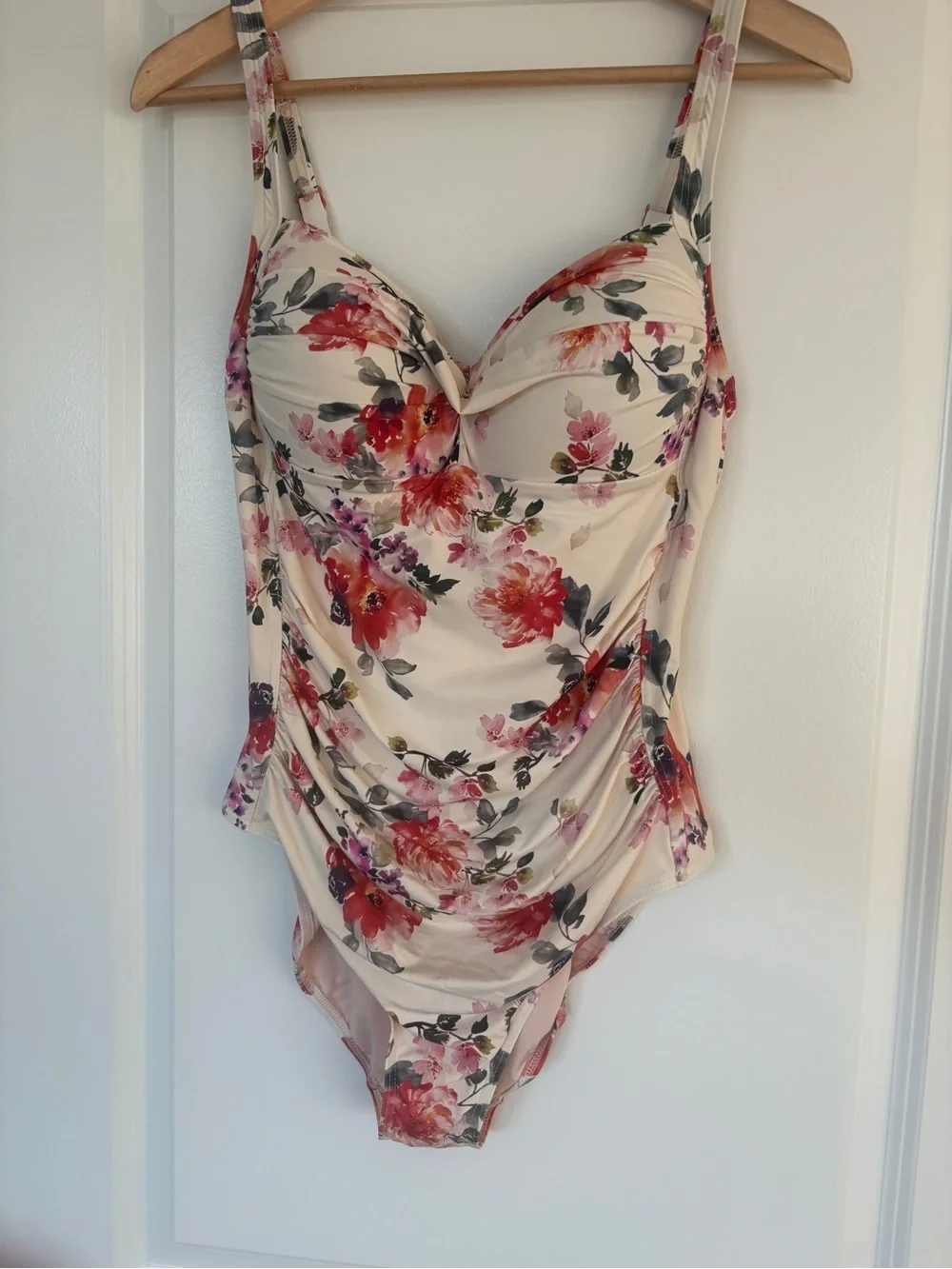 Niptuck Swim sz 10 Joanne Floral One-Piece Swimsuit Bathing Suit Tummy Control